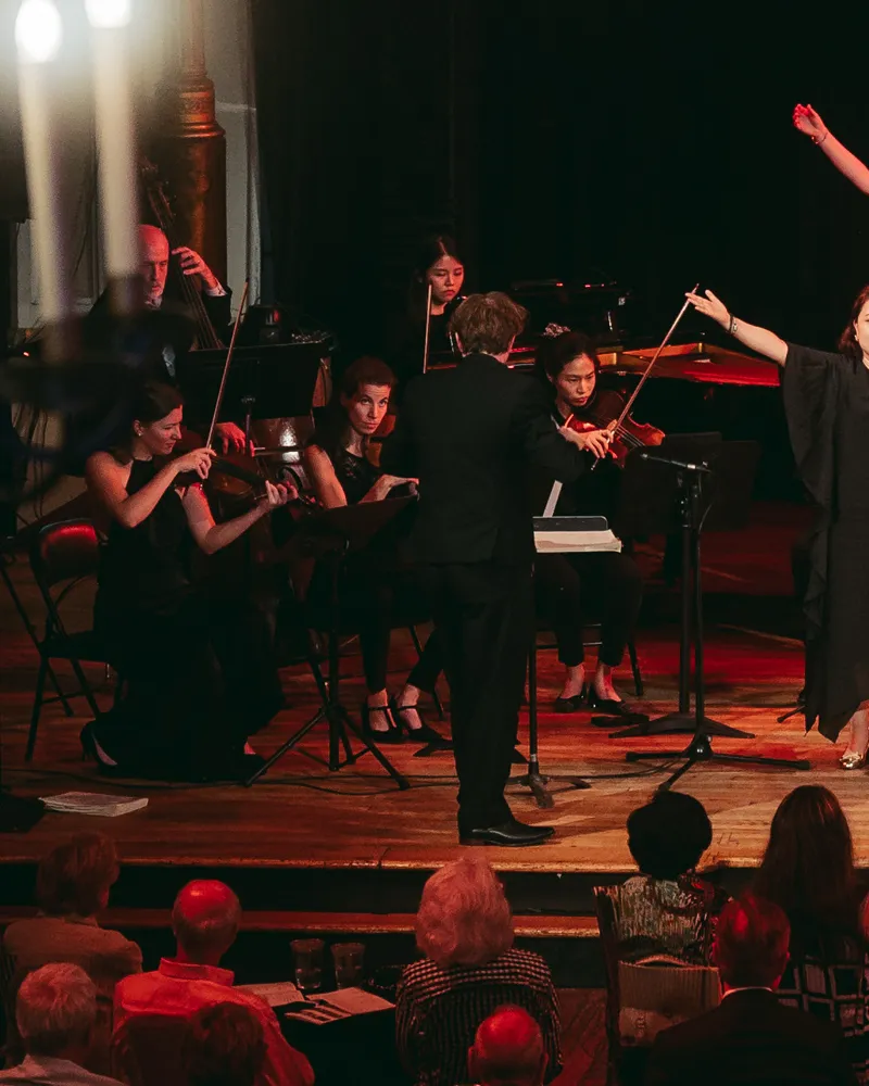 Chef d'orchestre dirigeant des musiciens en concert